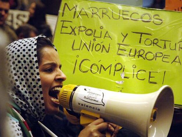 Una mujer pro-saharaui grita consignas contra Marruecos

Foto: Patri D&iacute;ez