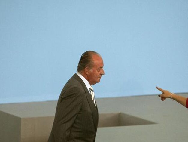 Don Juan Carlos se dirige al atril.

Foto: Jon Nazca (Reuters)