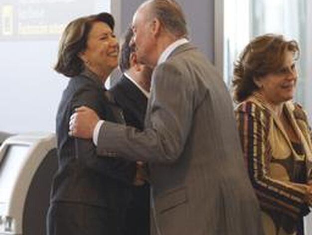 Don Juan Carlos saluda a Magdalena &Aacute;lvarez, ex ministra de Fomento.

Foto: Sergio Camacho