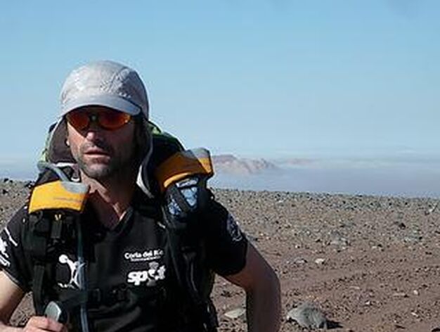 El deportista sevillano Eduardo Fern&aacute;ndez-Ag&uuml;era durante su recorrido por el desierto chileno.

Foto: Vistas del Atacama, el desierto m??do del mundo