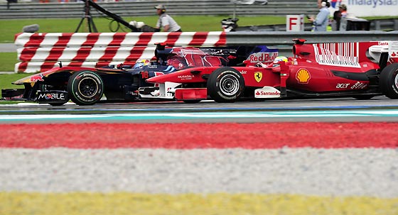 El brasile&ntilde;o Felipe Massa (Ferrari) y el suizo Sebastien Buemi (Toro Rosso).

Foto: Reuters / Afp Photo / Efe