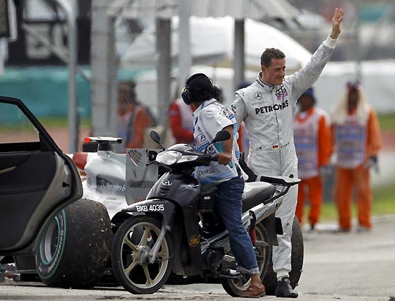 Michael Schumacher saluda al p&uacute;blico antes de abandonar la pista.

Foto: Reuters / Afp Photo / Efe