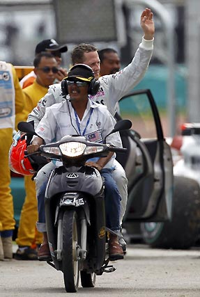 Michael Schumacher abandona el trazado de Sepang en moto.

Foto: Reuters / Afp Photo / Efe