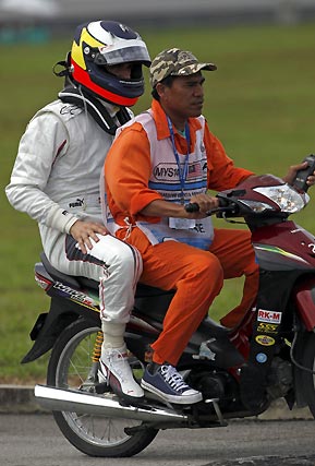 Pedro de la Rosa abandona en moto la pista.

Foto: Reuters / Afp Photo / Efe