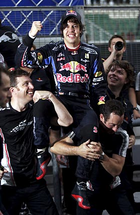El piloto alem&aacute;n de Red Bull Sebastian Vettel celebra su victoria en el Gran Premio de Malasia con los ingenieros de su equipo.

Foto: Reuters / Afp Photo / Efe