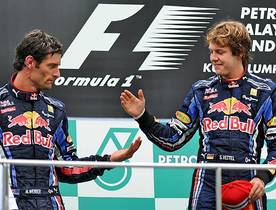 El piloto alem&aacute;n de Red Bull Sebastian Vettel saluda a su compa&ntilde;ero de equipo, el australiano Mark Webber, que termin&oacute; segundo en el Gran Premio de Malasia.

Foto: Reuters / Afp Photo / Efe