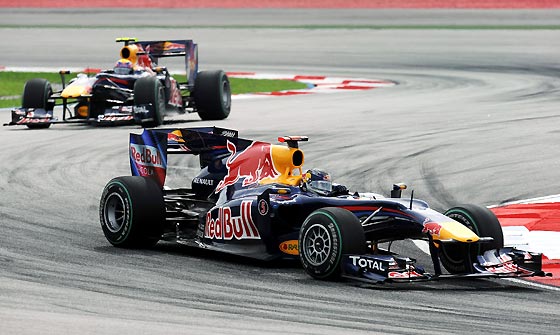 Sebastian Vettel (Red Bull), seguido de su compa&ntilde;ero Mark Webber.

Foto: Reuters / Afp Photo / Efe