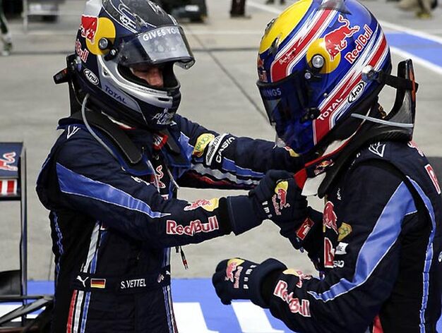 Mark Webber felicita a Sebastian Vettel, ganador en el Gran Premio de Malasia.

Foto: Reuters / Afp Photo / Efe