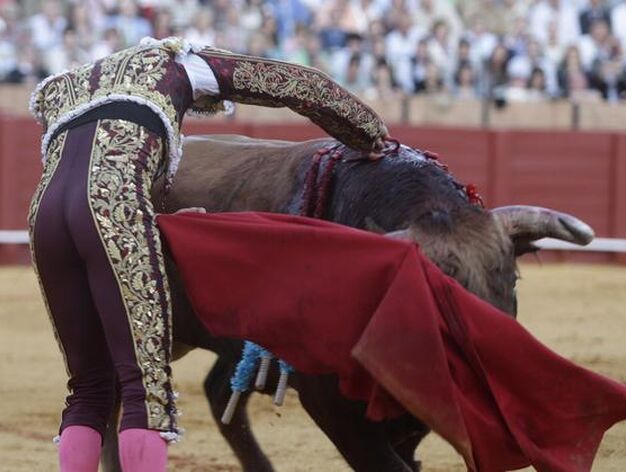 Manzanares entra a matar con el estoque a uno de sus toros.

Foto: Antonio Pizarro