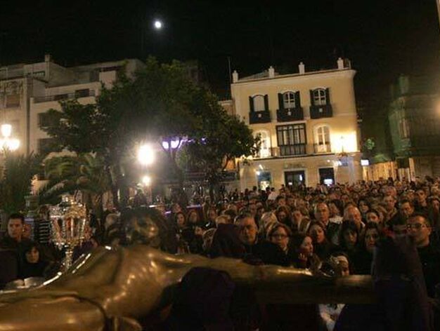 El Sant&iacute;simo Cristo de la Fe se abre paso en la Plaza Alta seguido por cientos de promesas y con la luna llena de testigo

Foto: J. M. Q./Vanessa Perez