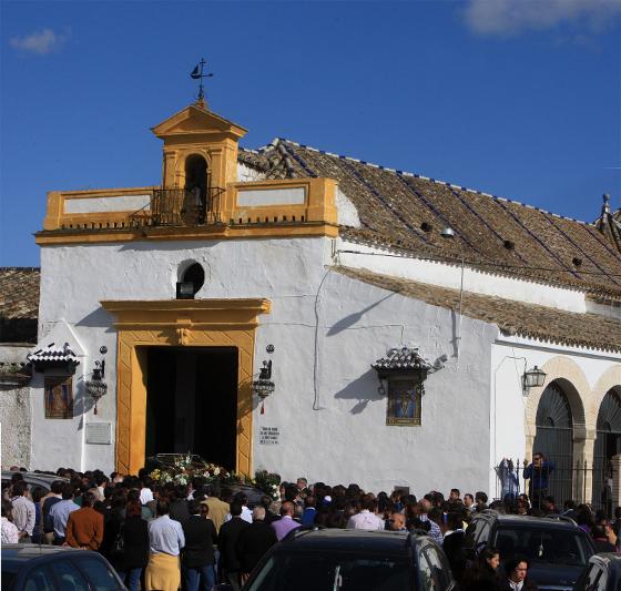 La ermita de San Telmo ayer durante el funeral por Antonio Merino.

Foto: Juan Carlos Toro