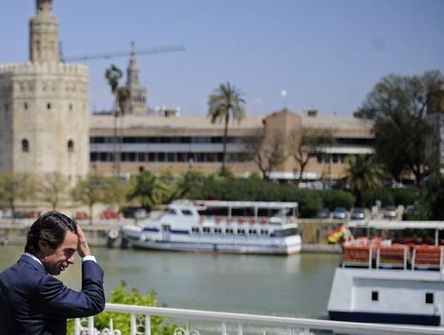 Jos&eacute; Mar&iacute;a Aznar junto al r&iacute;o Guadalquivir, con la Torre del Oro como fondo.

Foto: Cristina Quicler (AFP Photo)