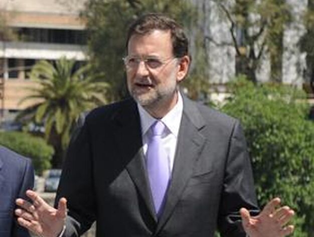 Mariano Rajoy hace un gesto a los fot&oacute;grafos. 

Foto: Cristina Quicler (AFP Photo)