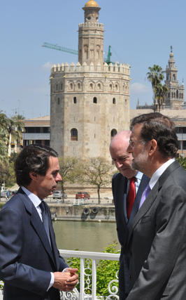 Jos&eacute; Mar&iacute;a Aznar habla con el actual l&iacute;der del PP, Mariano Rajoy.

Foto: Manuel G&oacute;mez