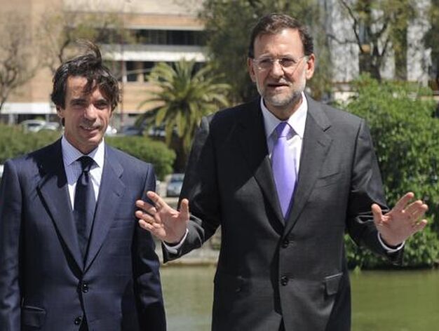 Aznar se fotograf&iacute;a junto a Rajoy, que hace un gesto a los periodistas. 

Foto: Cristina Quicler (AFP Photo)