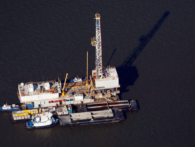 El petr&oacute;leo vertido en el Golfo de M&eacute;xico por una plataforma petrol&iacute;fera amenaza las costas estadounidenses de Luisiana.

Foto: EFE