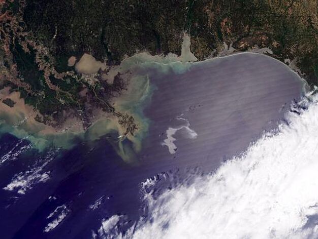 El petr&oacute;leo vertido en el Golfo de M&eacute;xico por una plataforma petrol&iacute;fera amenaza las costas estadounidenses de Luisiana.

Foto: nasa