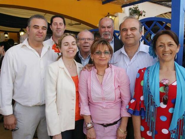 La secretaria de Organizaci&oacute;n del PSOE local,Charo Cano, posa con miembros del partido IPJ, liderado por AntonioConde, a su lado en la fotograf&iacute;a.

Foto: Vanesa Lobo