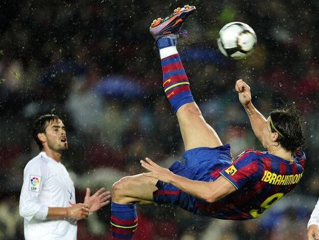 Ibrahimovic intenta hacer una chilena. / AFP