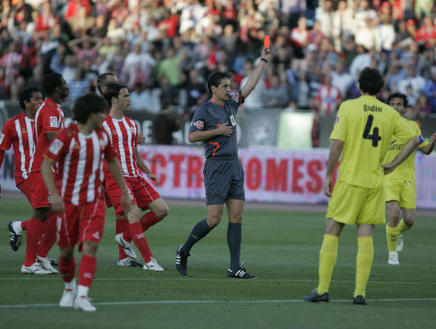 Turienzo &Aacute;lvarez le muestra la roja a Musacchio, del Villarreal. / Javier Alonso
