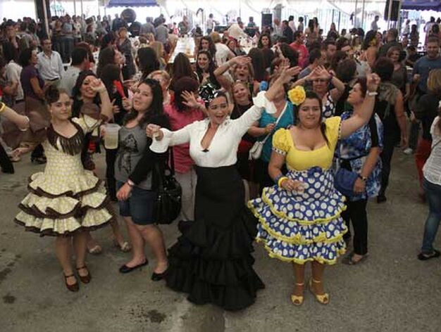 Imagen de un grupo de mujeres bailando en la caseta del Toro Embolao:/Fotos:Vanessa P&eacute;rez

Foto: Vanessa Perez