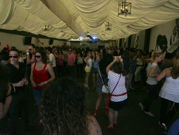 Varios grupos de j&oacute;venes bailan en el interior de una de las casetas a primera hora de la tarde

Foto: J.M.Q.