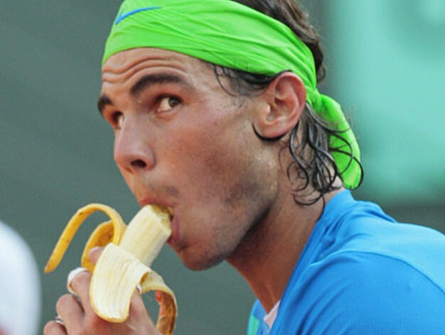 Rafa Nadal repone fuerzas durante la semifinal de Roland Garros.

Foto: Agencia
