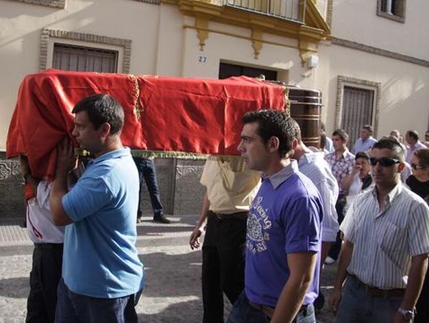 Multitud de vecinos acuden al funeral para dar su &uacute;ltimo adi&oacute;s. 

Foto: Victoria Hidalgo