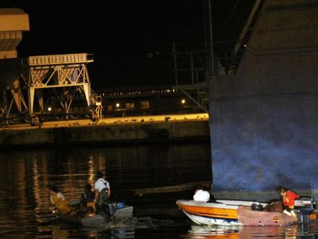 El puerto se convierte, cada noche, en el refugio de la pesca ilegal.