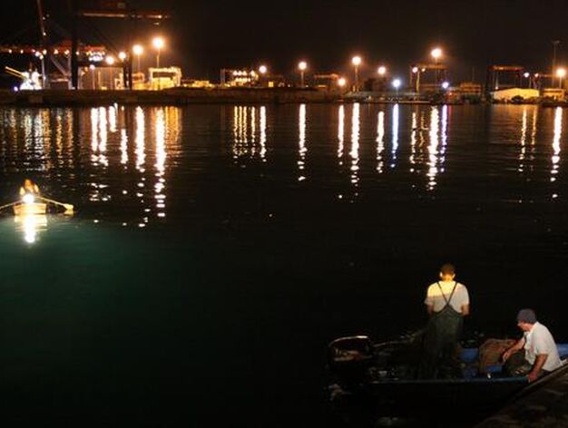 El puerto se convierte, cada noche, en el refugio de la pesca ilegal.