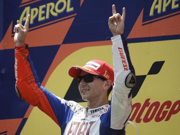 Lorenzo celebra su victoria en MotoGP