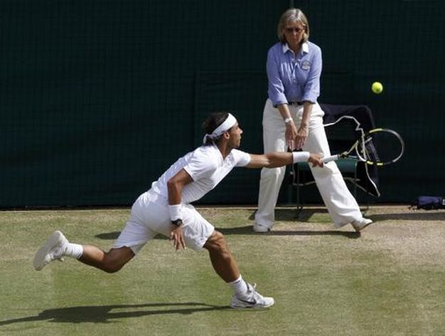 Rafa Nadal intenta alcanzar un duro saque de Berdych.

Foto: Reuters