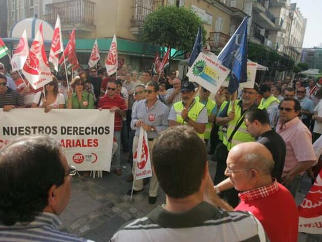 Unos 200 funcionarios del Ayuntamiento de Algeciras junto con los sindicatos se concentran en contra del recorte de las n&oacute;minas

Foto: J. M. Quinones