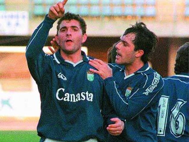 Gallego de nacimiento, antes de llegar al Xerez se form&oacute; en las filas del Deportivo de la Coru&ntilde;a, con el que debut&oacute; en Primera con s&oacute;lo 21 a&ntilde;os, en la 95-96