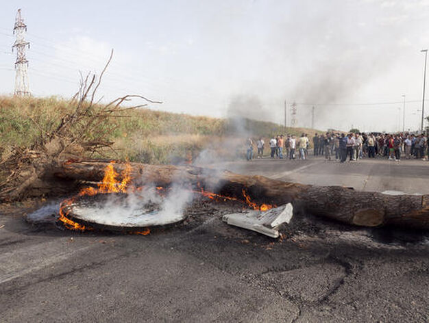 Los manifestantes colocan un tronco sobre la carretera para impedir el tr&aacute;fico. 

Foto: EFE