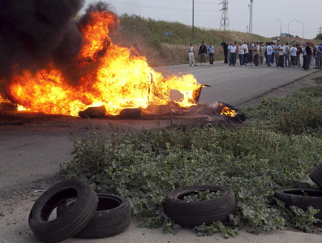 Los manifestantes queman neum&aacute;ticos y otros objetos en se&ntilde;al de protesta. 

Foto: Jaime Mart&iacute;nez