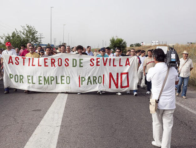 Los trabajadores de Astilleros con una pancarta en la que exigen empleo. 

Foto: Jaime Mart&iacute;nez