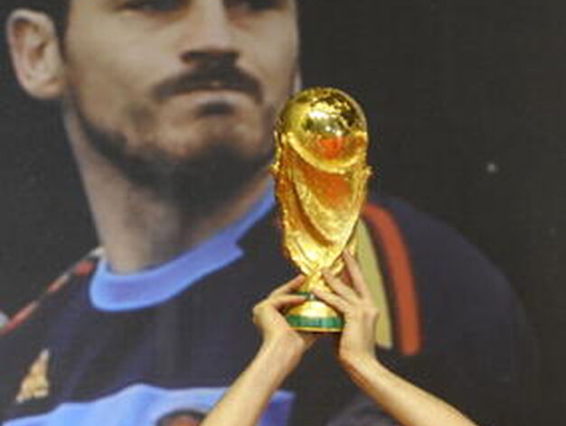 Casillas levantando la Copa del mundo. / AFP