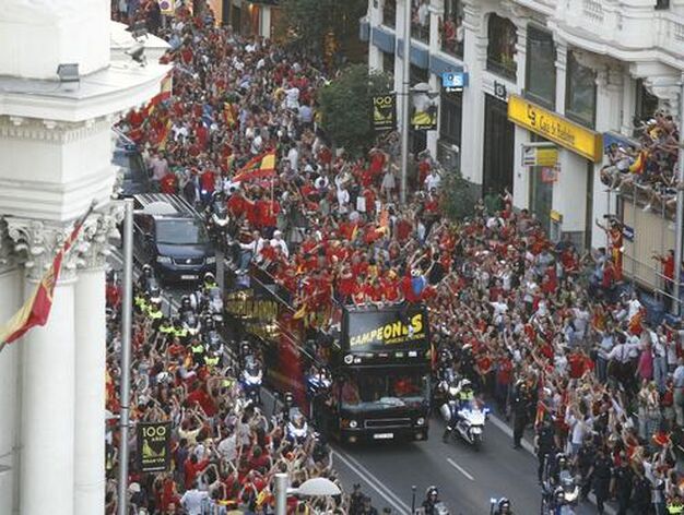 Madrid se echa a la calle para recibir a la selecci&oacute;n espa&ntilde;ola de f&uacute;tbol. / EFE
