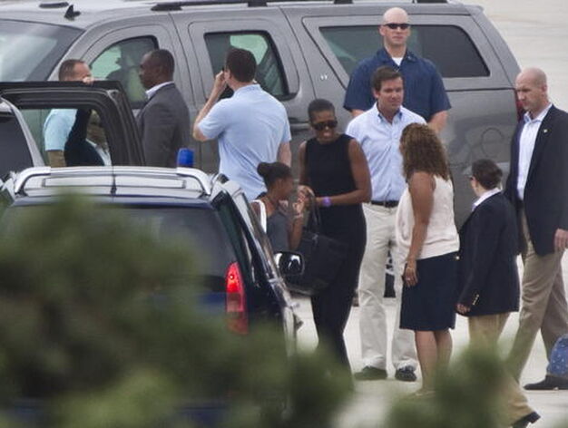Michelle Obama y su hija peque&ntilde;a Sasha ya descansan en la Costa del Sol./ EFE