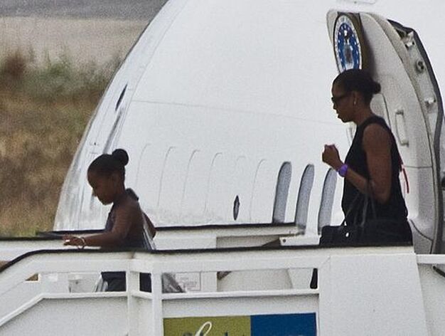 Michelle Obama y su hija Sasha aterrizan en Marbella./Jorge Zapata