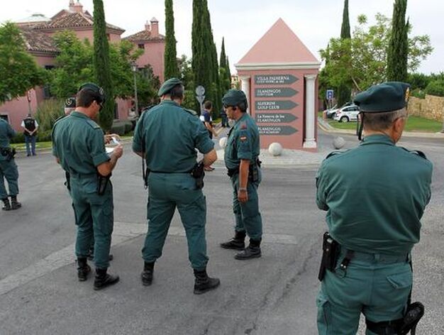 Miembros de la Guardia Civil controlan los accesos del hotel Villa Padierna en Benahav&iacute;s./Daniel P&eacute;rez