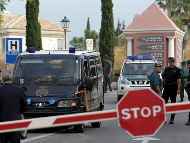 Miembros de la Guardia Civil controlan los accesos del hotel Villa Padierna en Benahav&iacute;s./Daniel P&eacute;rez