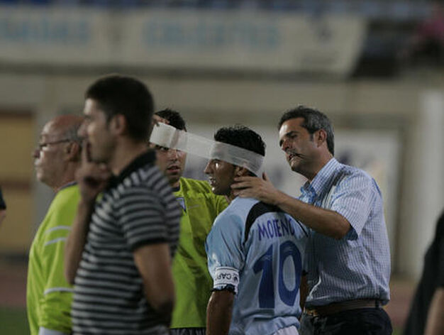 Moreno sufri&oacute; un golpe y tuvo que jugar el resto del partido con la cabeza vendada. 

Foto: Javier Alonso