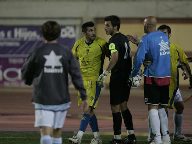 El debutante Serrano se enfrenta a varios jugadores locales mientras intenta calmarle. 

Foto: Javier Alonso