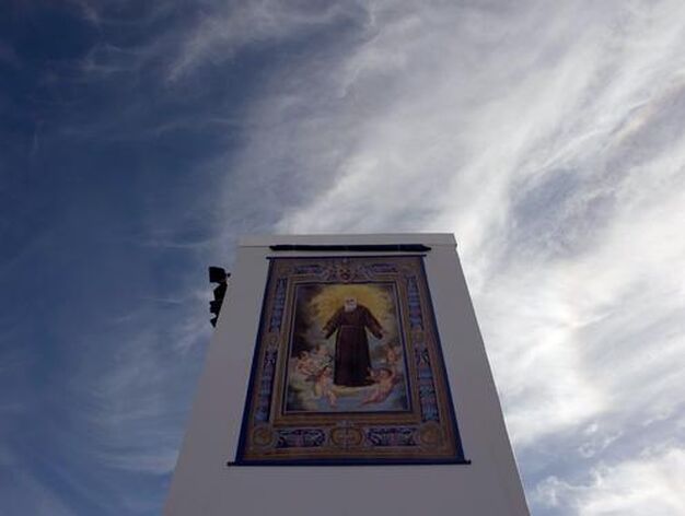 Miles de personas acuden al acto de beatificaci&oacute;n de Fray Leopoldo en la base a&eacute;rea de Armilla. / AFP