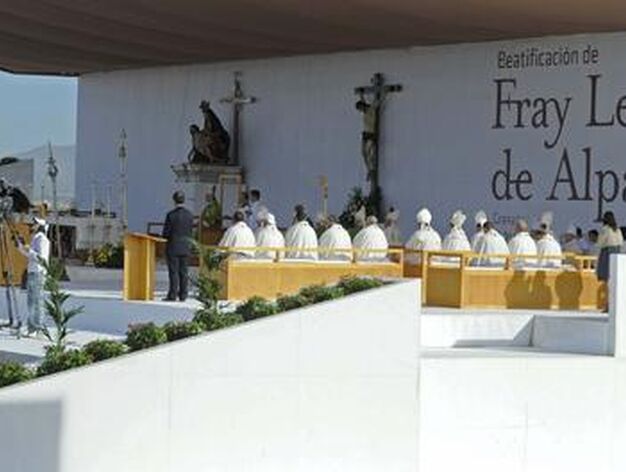 Miles de personas acuden al acto de beatificaci&oacute;n de Fray Leopoldo en la base a&eacute;rea de Armilla. / EFE
