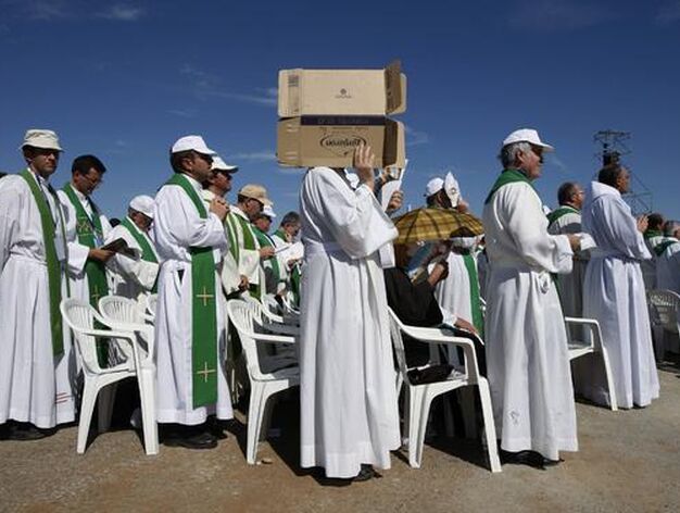Miles de personas acuden al acto de beatificaci&oacute;n de Fray Leopoldo en la base a&eacute;rea de Armilla. / Patri D&iacute;ez