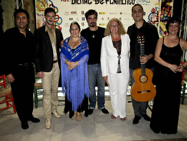 &Oacute;scar Guzm&aacute;n (guitarra), V&iacute;ctor Bravo (baile), Natalia Mar&iacute;n (cante), Joaqu&iacute;n Calder&oacute;n (viol&iacute;n),  &Aacute;lvaro G&oacute;mez Mulero (guitarra) y Mar&iacute;a Jos&eacute; Roquero (narraci&oacute;n), del equipo de &lsquo;Cata con salero&rsquo;, con Eva Cepero.

Foto: Victoria Ram&iacute;rez