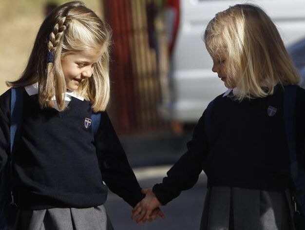 Las infantas Leonor y Sof&iacute;a se cogen de la mano. / Reuters